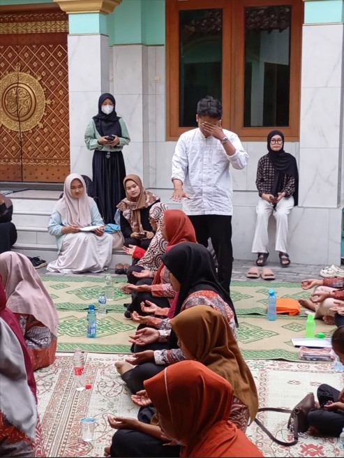 Praktikum Psikoterapi Islam: Mahasiswa Psikologi Islam UIN Raden Mas Said Surakarta Ajak Ibu PKK “Ngrasakke Rasane Liyan” Lewat Dzikir dan Meditasi Psikospiritual